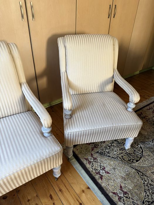 Krzesla eklektyczne beżowe  tapicerowane