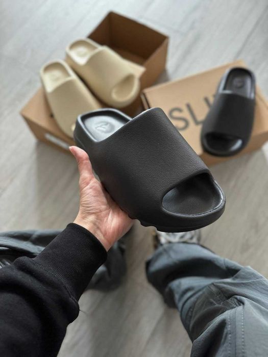 Бежевые тапочки Adidas Yeezy Slide черные шлепанцы адидас изи слайд