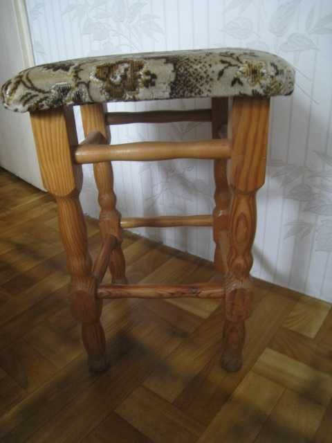 Taborety drewniane tapicerowane