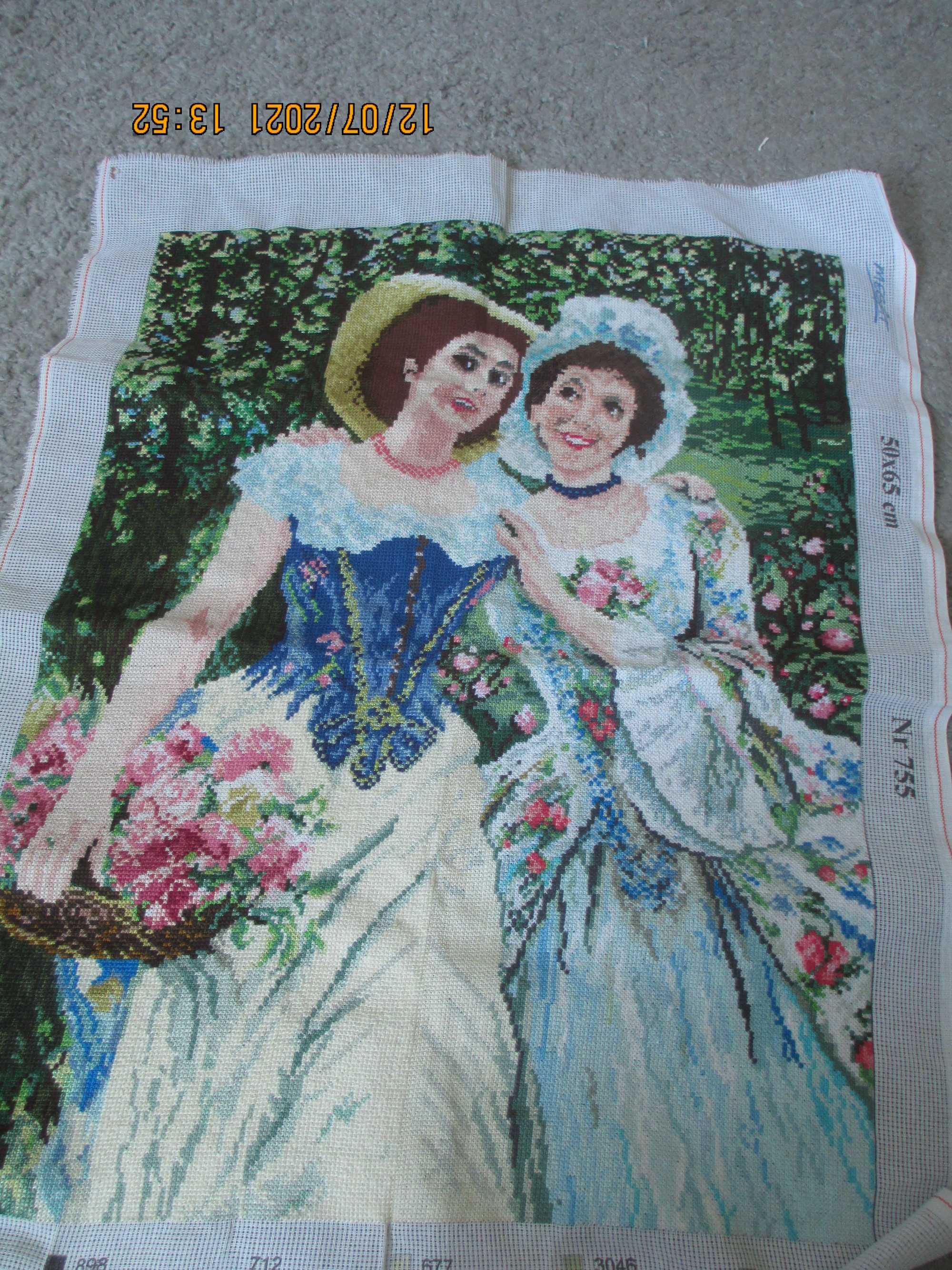 obraz haftowany krzyżykiem - dwie kobiety w ogrodzie