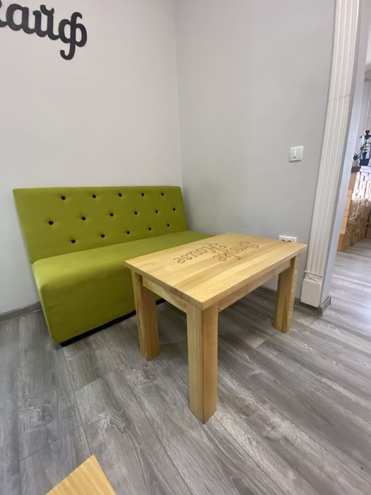 Столи ясеневі, виготовлені з білого яселя та полаковані.