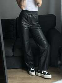 Czarne skórzane szerokie spodnie proste z wysokim stanem