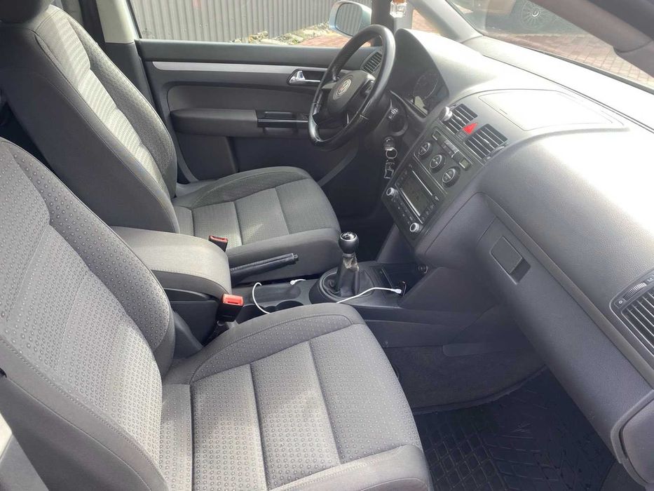 VW Touran 1,6 бензин,механіка 2004