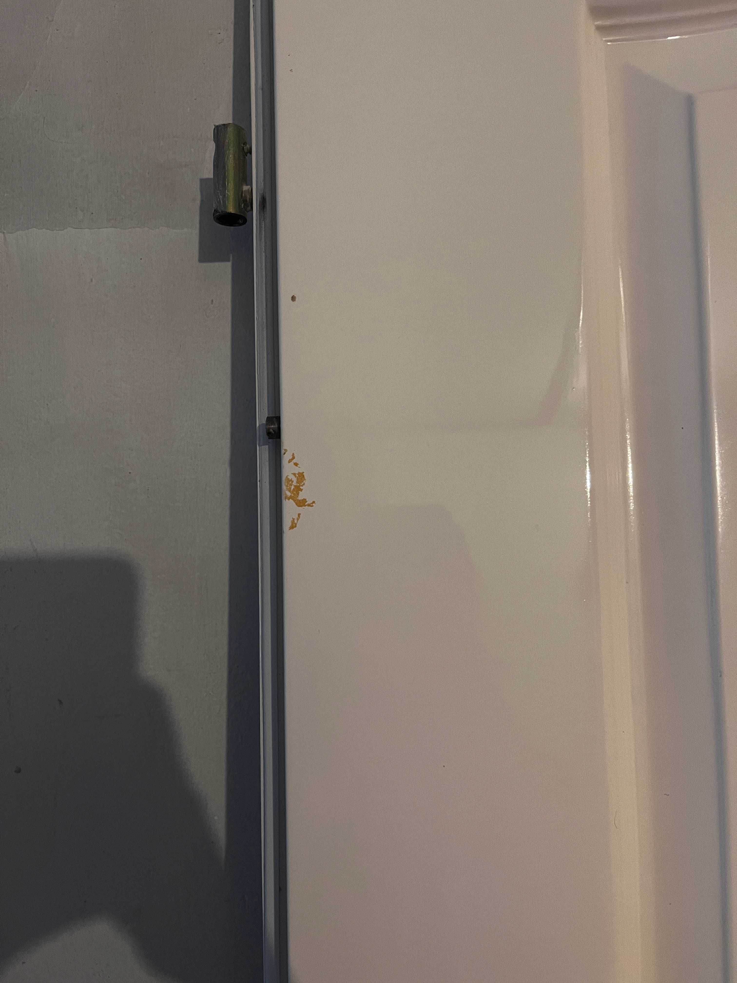 Drzwi wejściowe białe frezowane