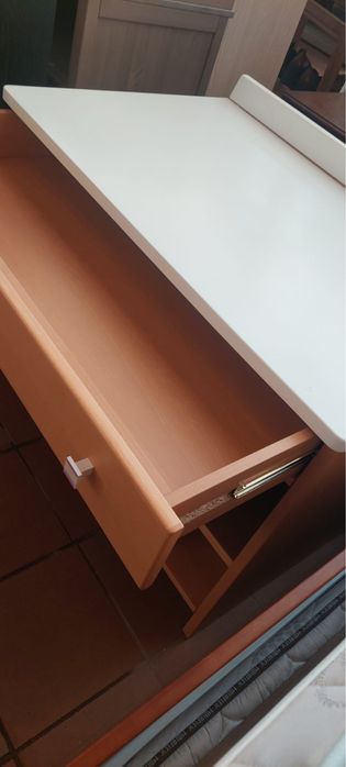 Secretaria em madeira e branco