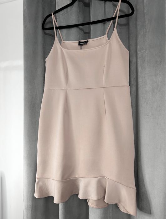 Nowa dopasowana sukienka na ramiączkach