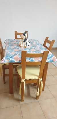 Mesa de cozinha de madeira com 4 cadeiras