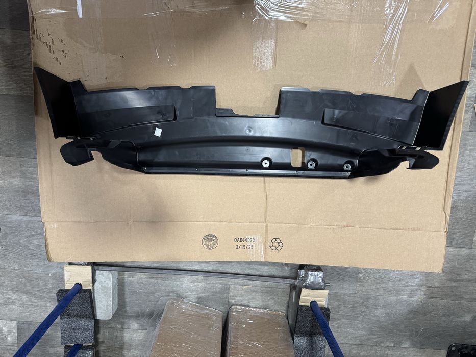 Honda Prologue центральне кріплення бампера