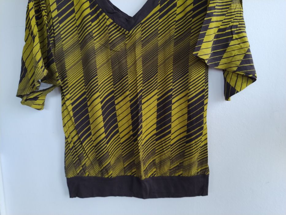 Top / Camisola verde com linhas modernas - Bershka - Tamanho M