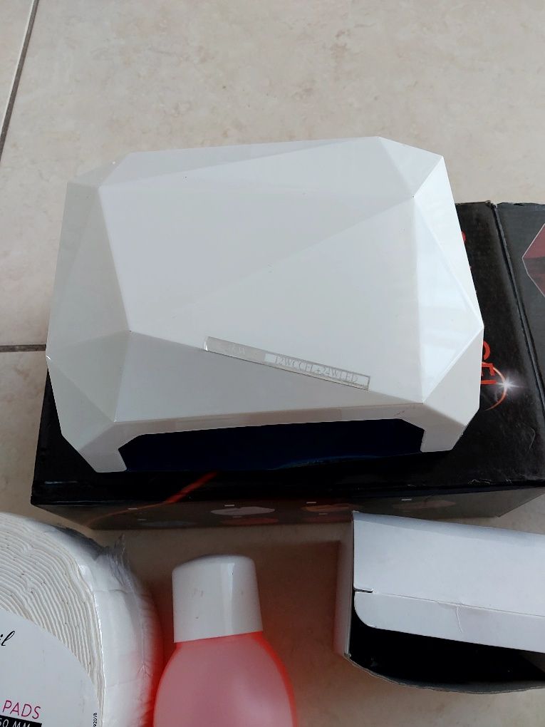 Lampa led do paznokci i akcesoria.