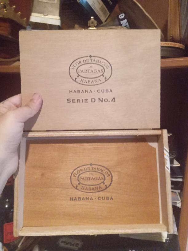 Caixa antiga bom estado