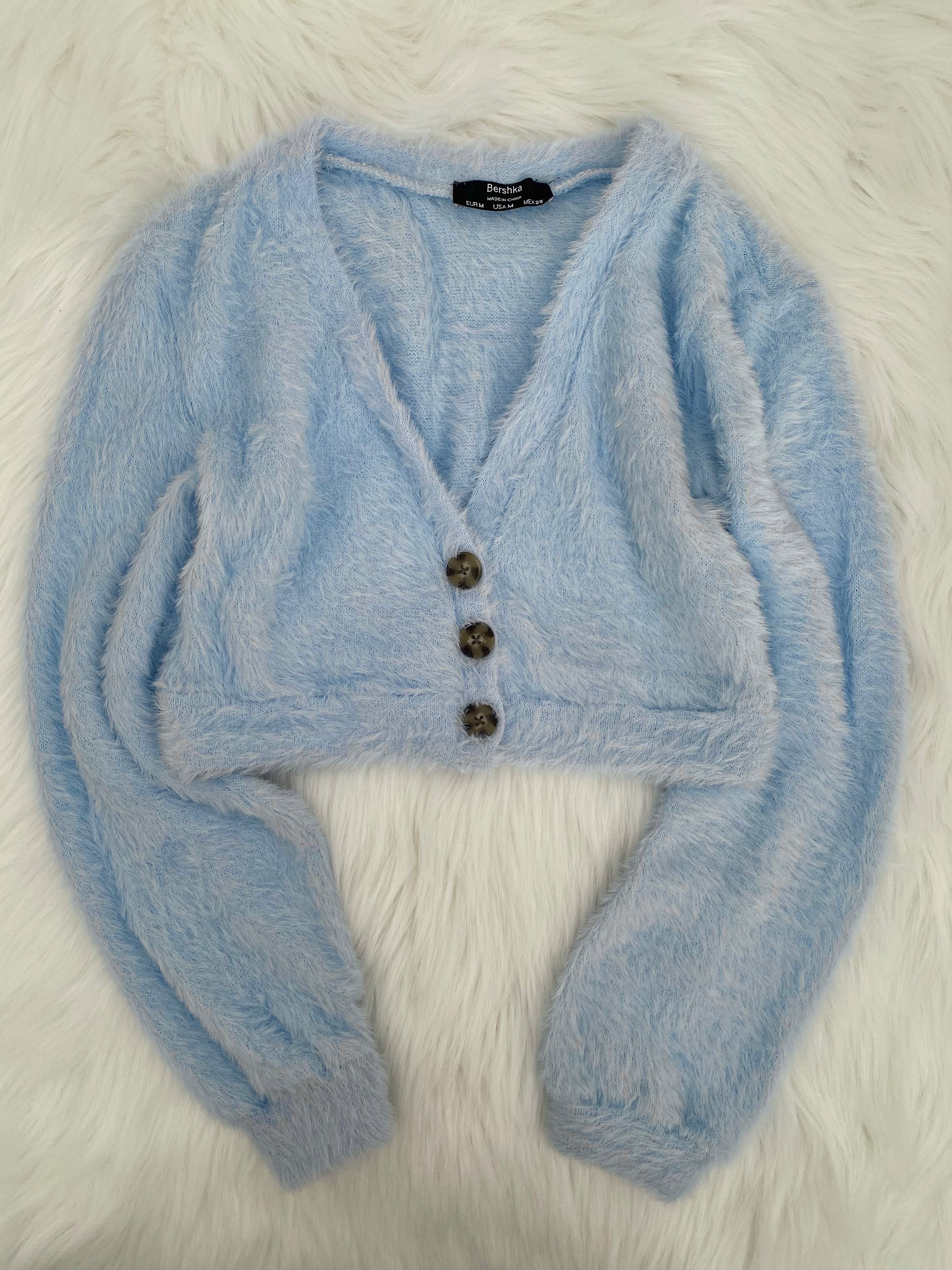 Włochaty niebieski sweterek Bershka