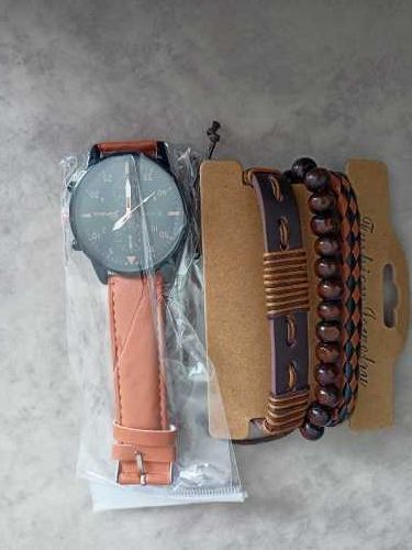 Relógio de pulso para homens com pulseiras.