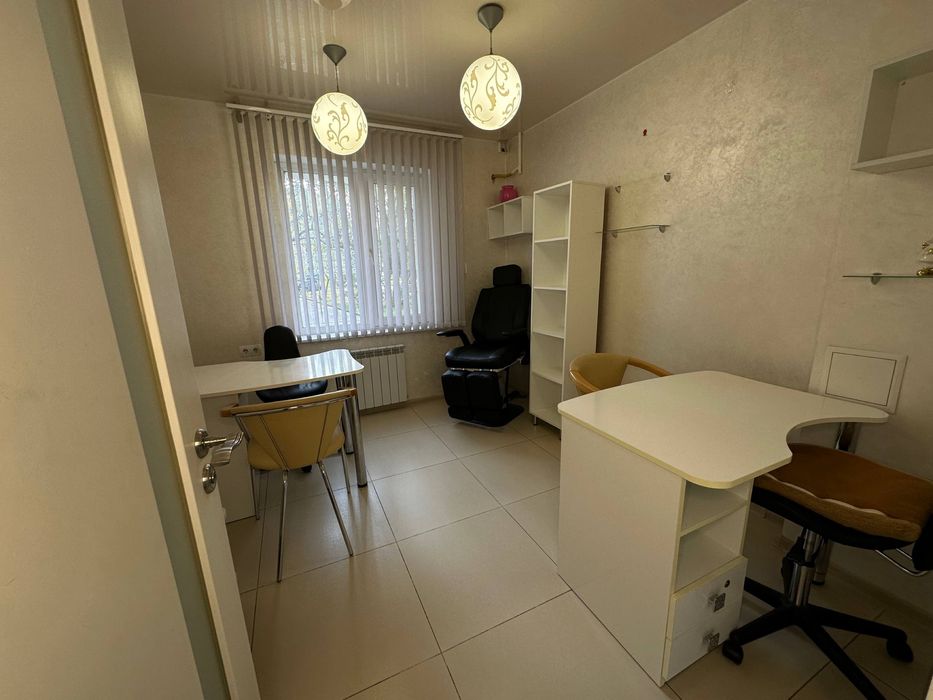 Робоче місце для майста манікюру, педикюру або перукаря