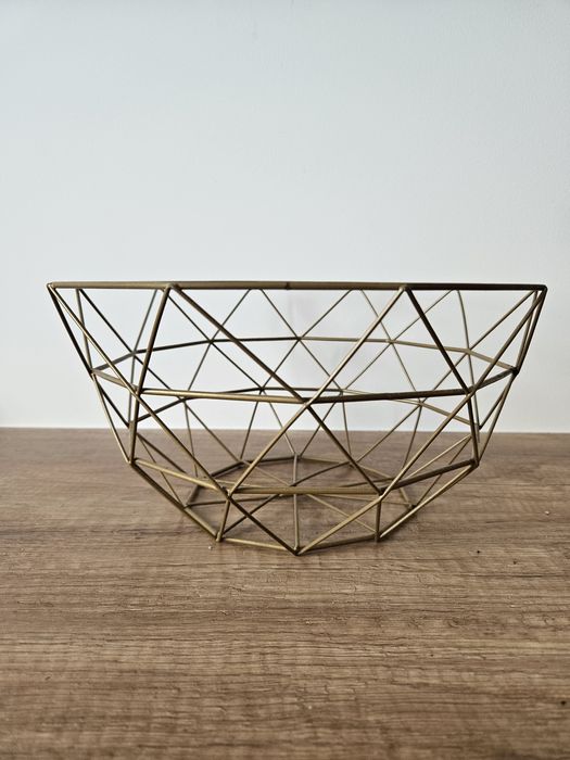 Złoty metalowy kosz