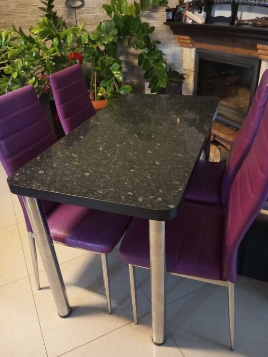 Stół plus 4 krzesła