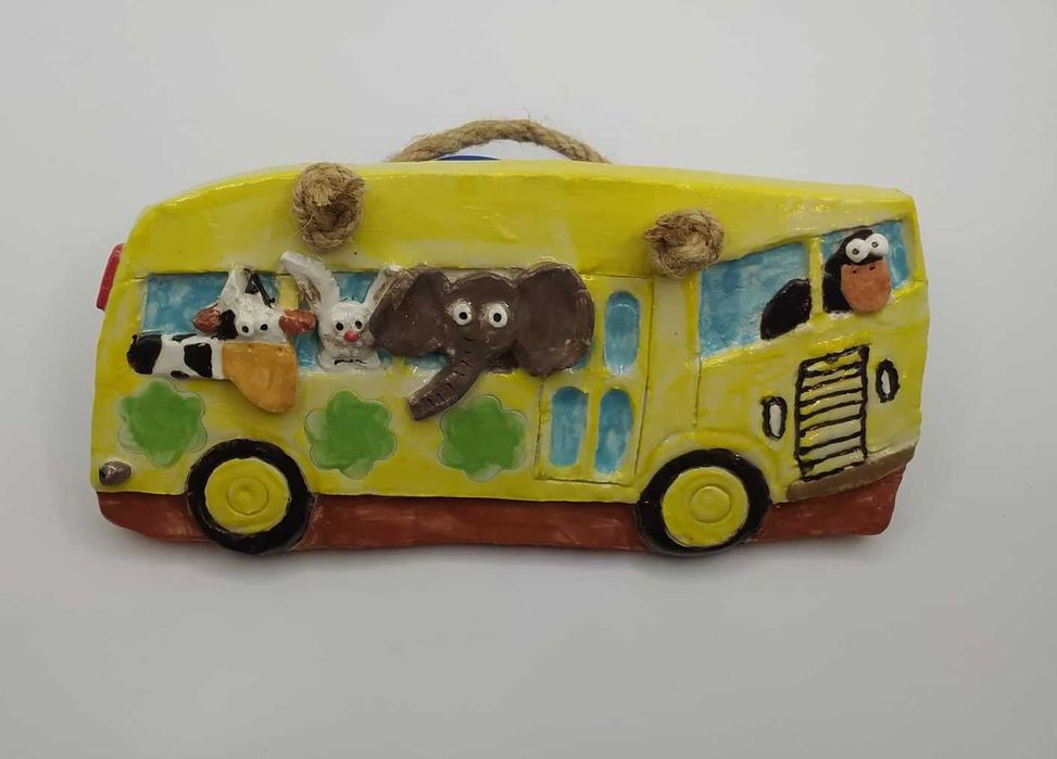 Escultura de cerâmica feita à mão: animais a passear no autocarro