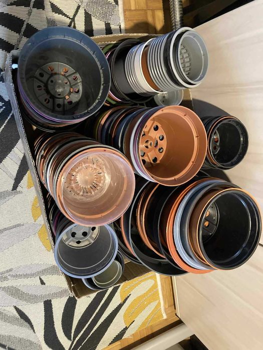 Doniczki plastikowe produkcyjne różne kolory różne rozmiary okrągłe