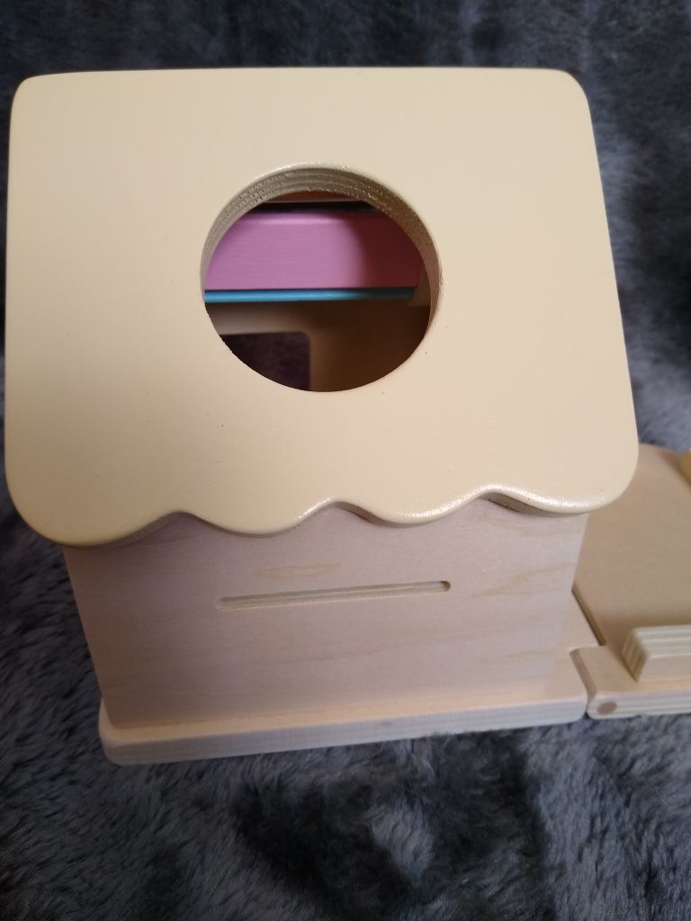 Drewniany domek Montessori dla malucha