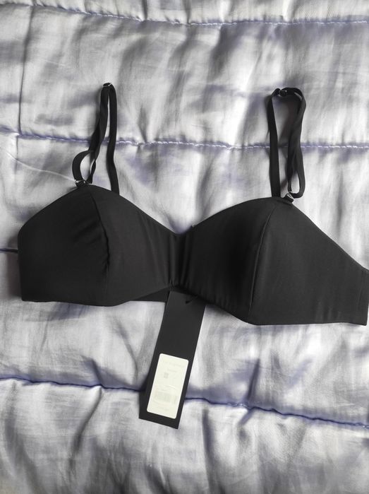 Жіночий чорний бралет.