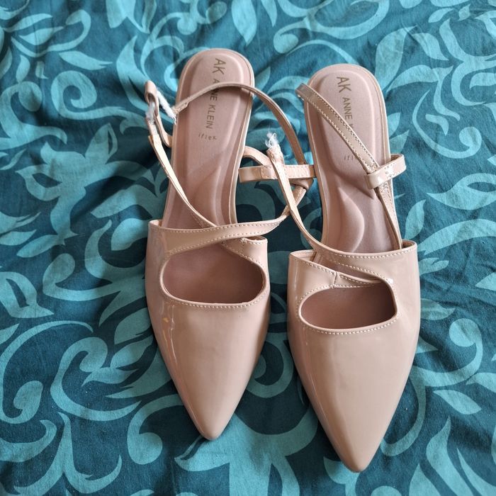 Nowe lakierowane cieliste beżowe szpilki Anne Klein