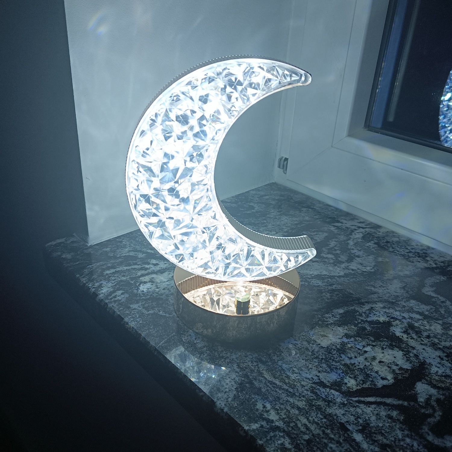 Lampka nocna w kształcie księzyca usb