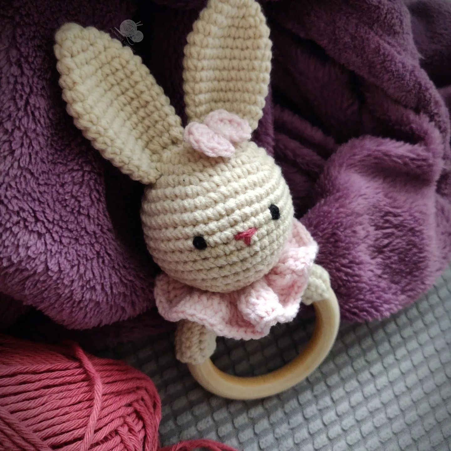 Grzechotka Rabbit róż, królik, handmade, szydełko