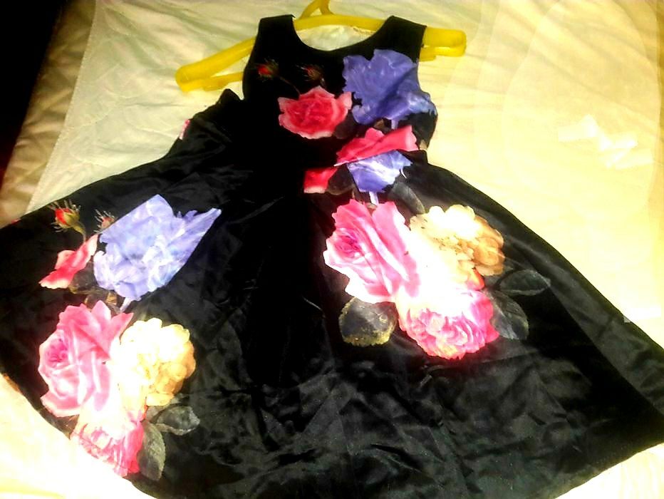 Атласное платье с розами