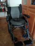 Cadeira de rodas com almofada anti-escarias