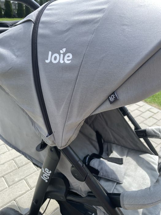 Spacerowy wózek dziecięcy Joie.
