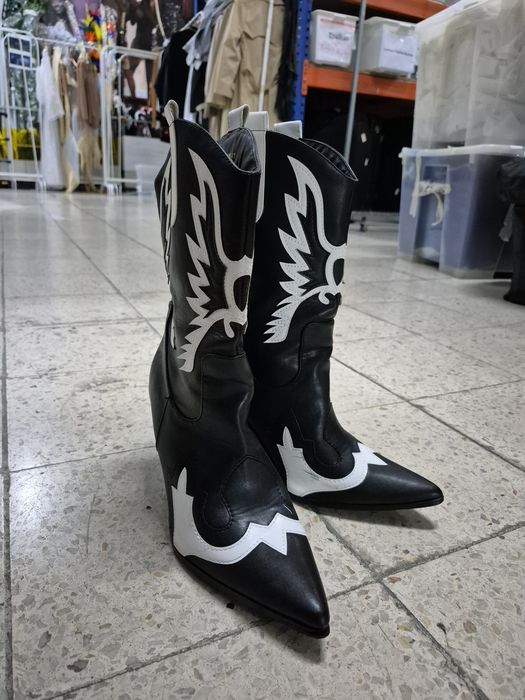 Botas cowboy preta e brancas