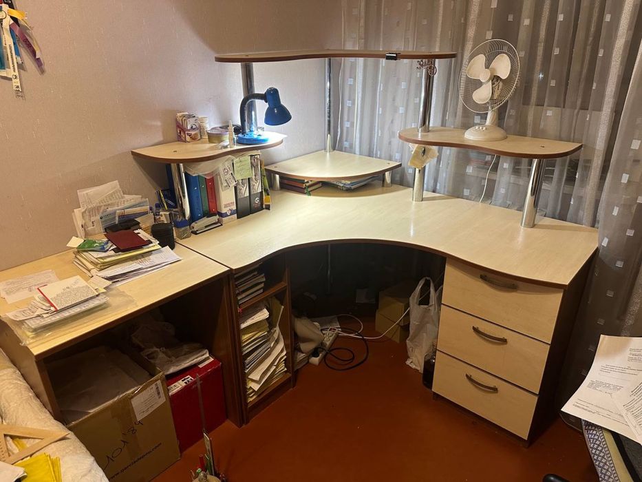 Письмовий стіл з додадковим столиком і виїздною тумбою