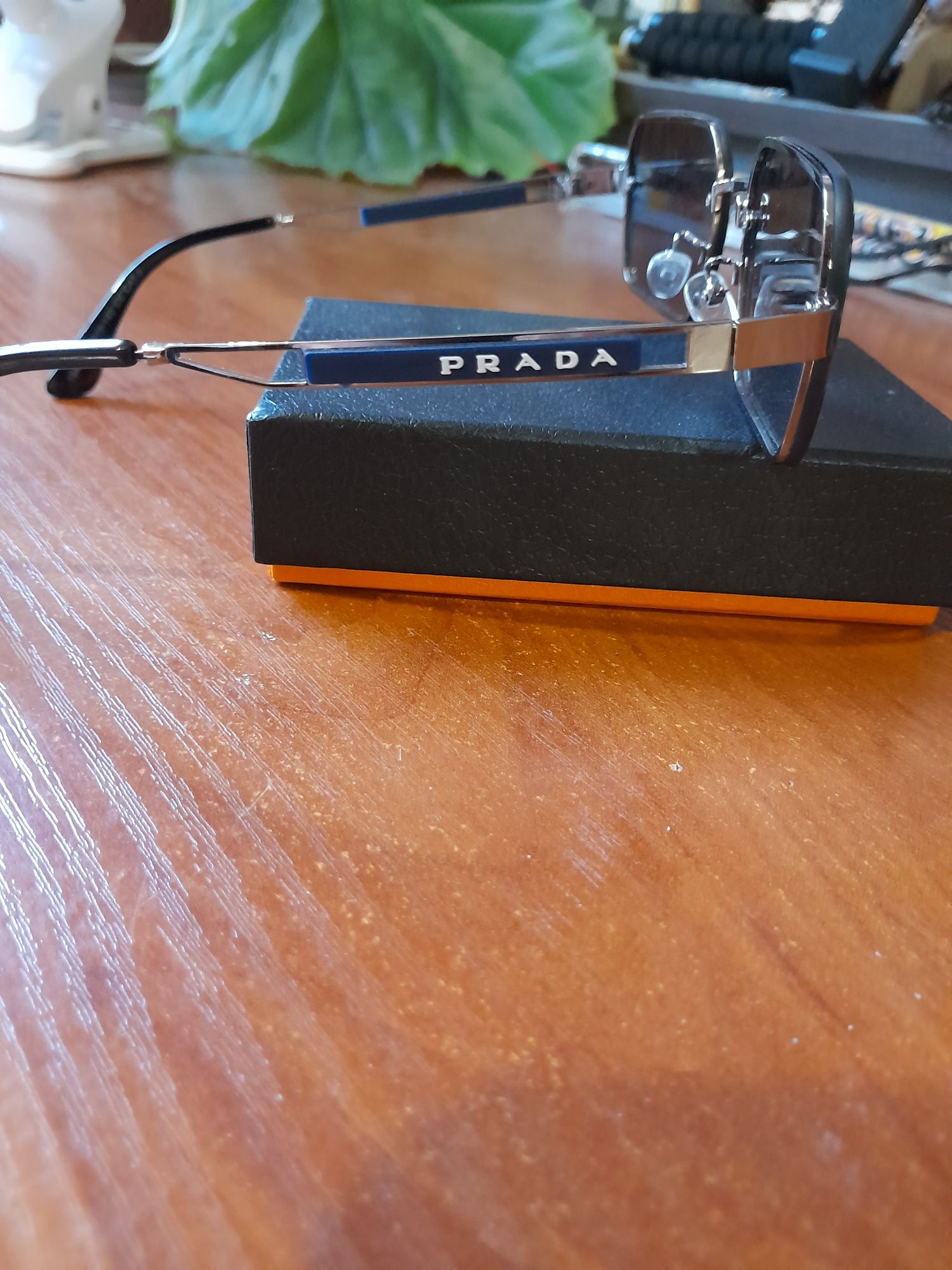 Нові сонцезахисні окуляри PRADA