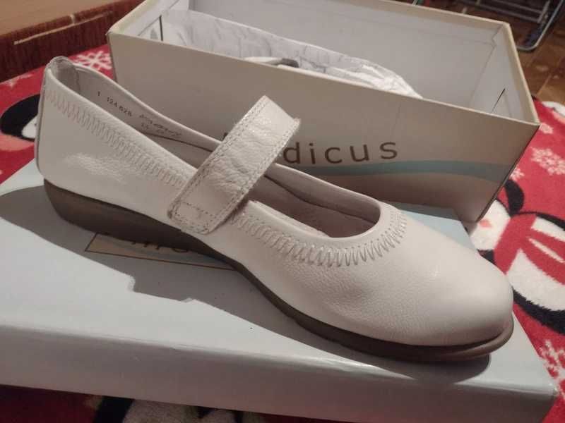 Nowe skórzane buty damskie Medicus