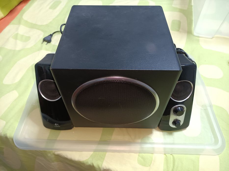 Colunas som Logitech Z523