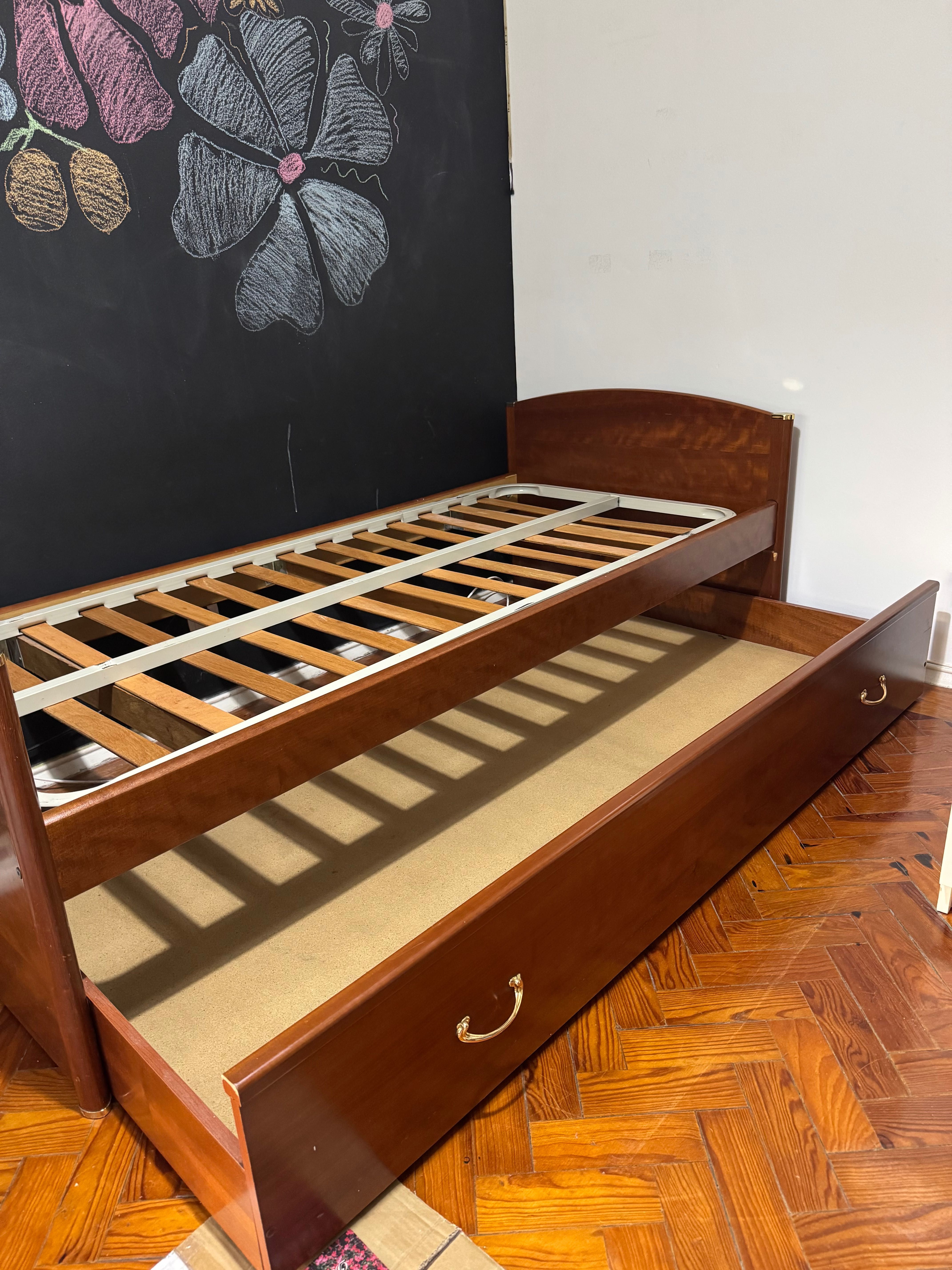 Cama com cama extra (tipo gaveta)