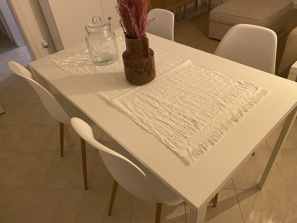 Conjunto de mesa e 4 cadeiras