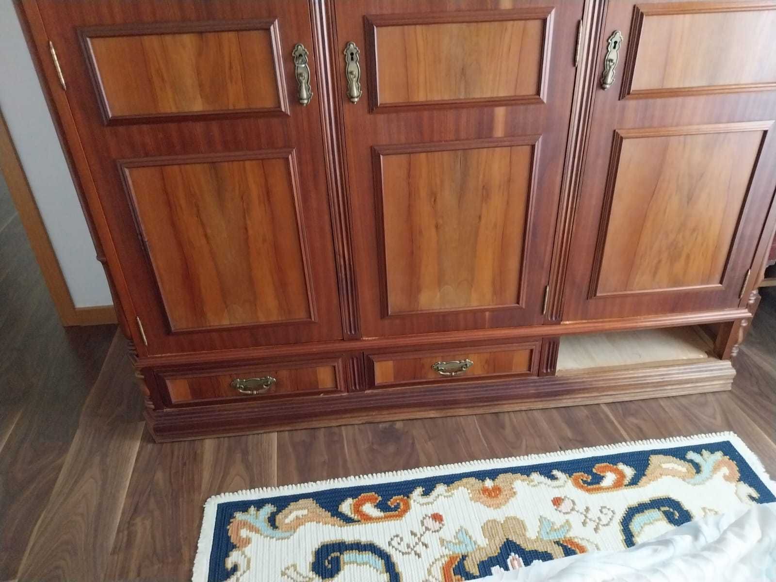 Roupeiro antigo em bom estado