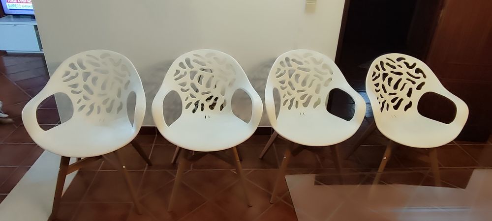 Vendo Sala de Jantar. Mesa + 4 cadeiras + aparador.