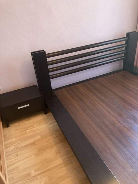 Кровать двоспальна з натуральноі деревени з тумбочками