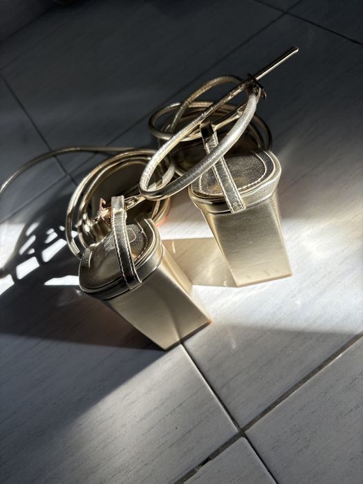 Sandalia Dourada Nova