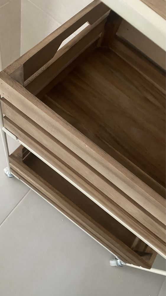 Movel de cozinha com caixas de madeira