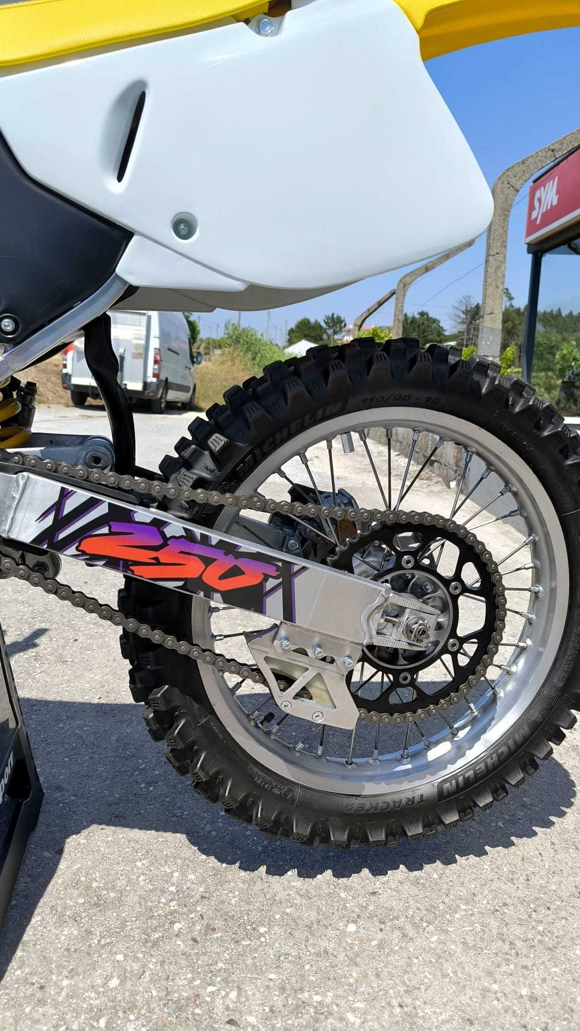Suzuki RM250, estado irrepreensível (ver fotos)