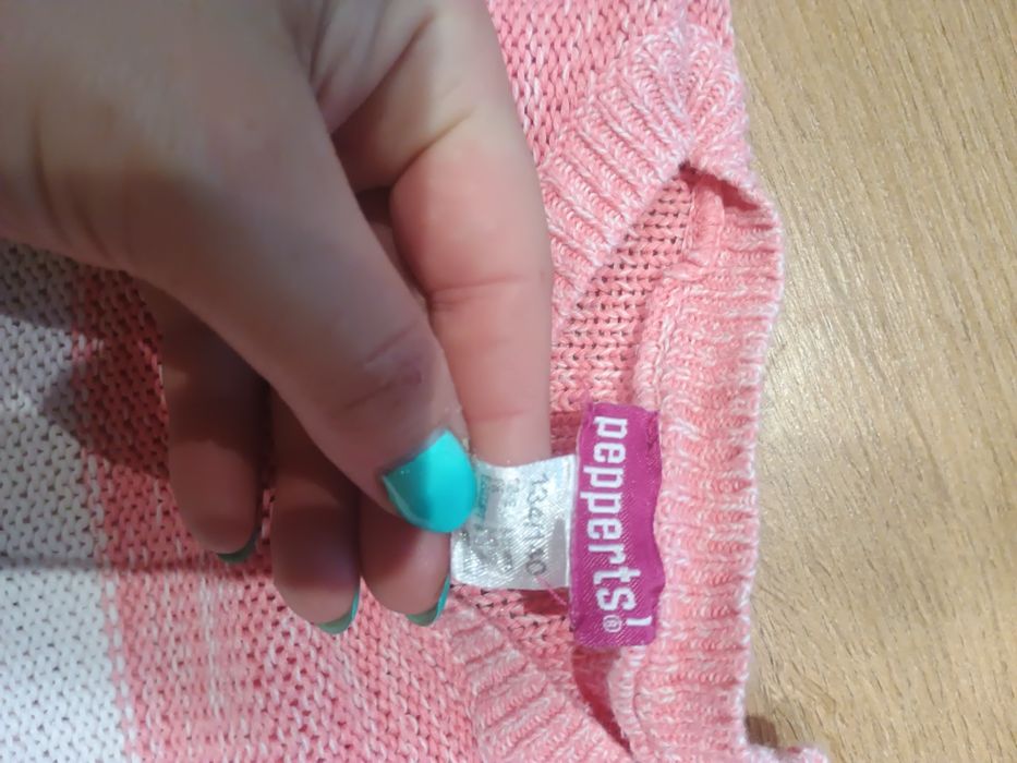 Różowy sweterek młodzieży