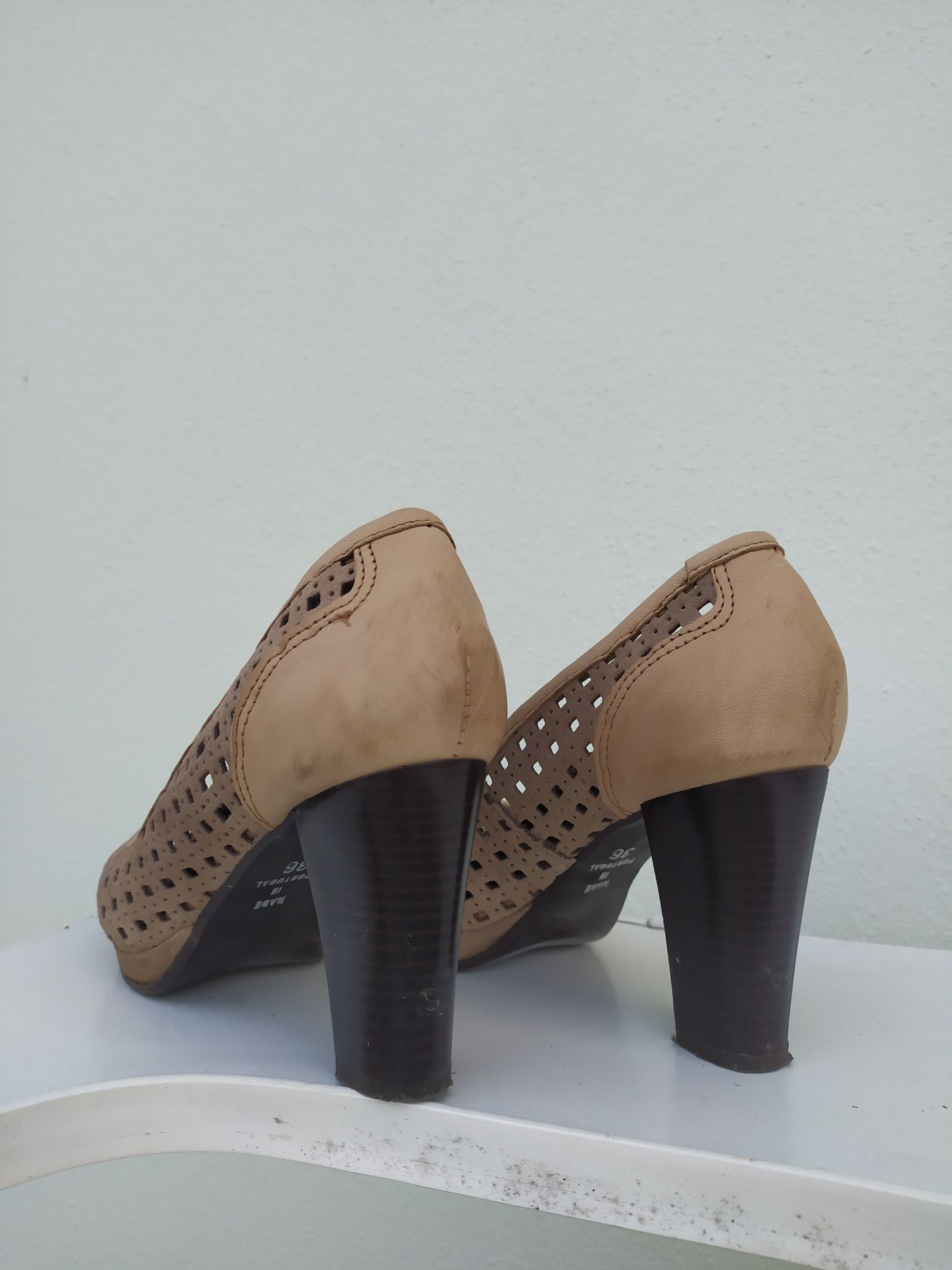 Sapatos salto alto em pele