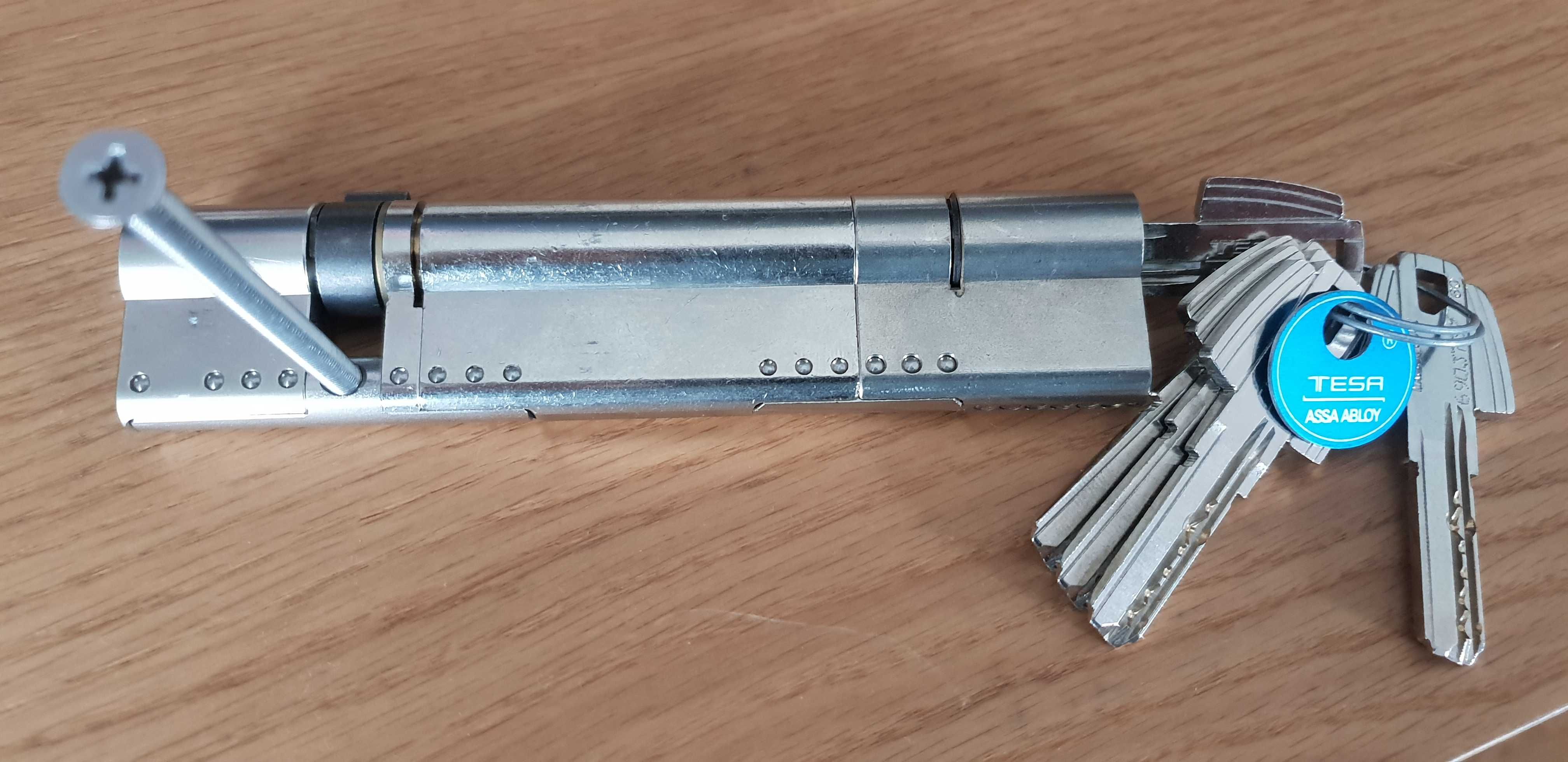 Fechadura com 4 chaves da marca tesa