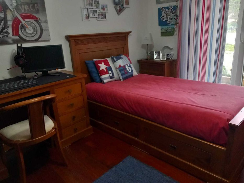 Mobília de solteiro em Madeira de Carvalho seminova