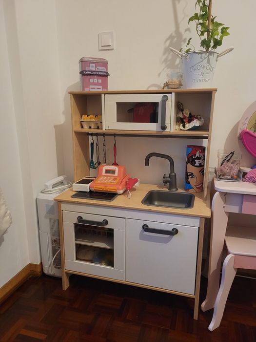 Conzinha de criança com utensílios