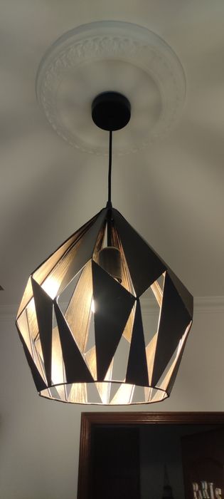 Candeeiro tecto castanho e preto