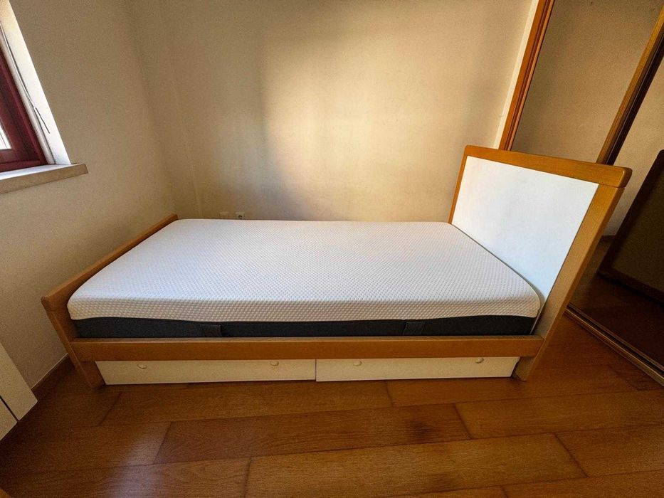 Cama juvenil em madeira de faia com gavetões + mesa de cabeceira